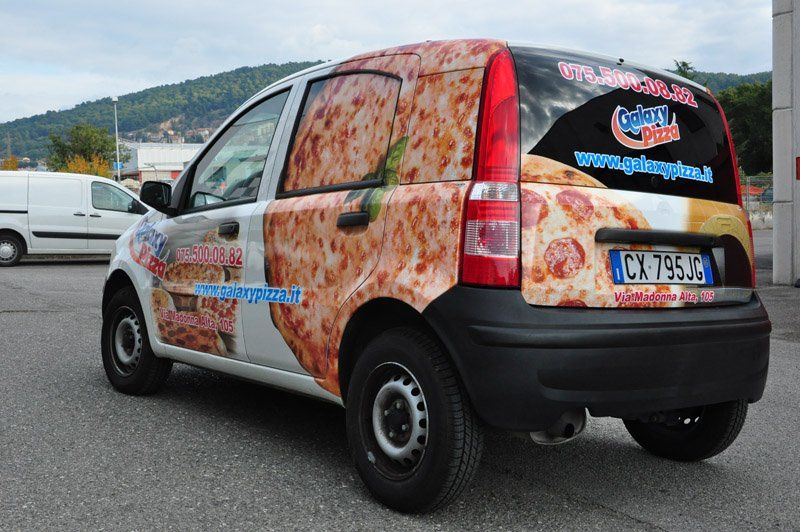 Stampe pubblicitarie su un'auto