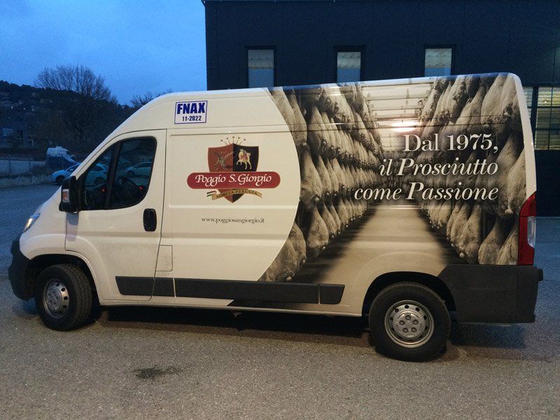 Stampe pubblicitarie su furgone bianco