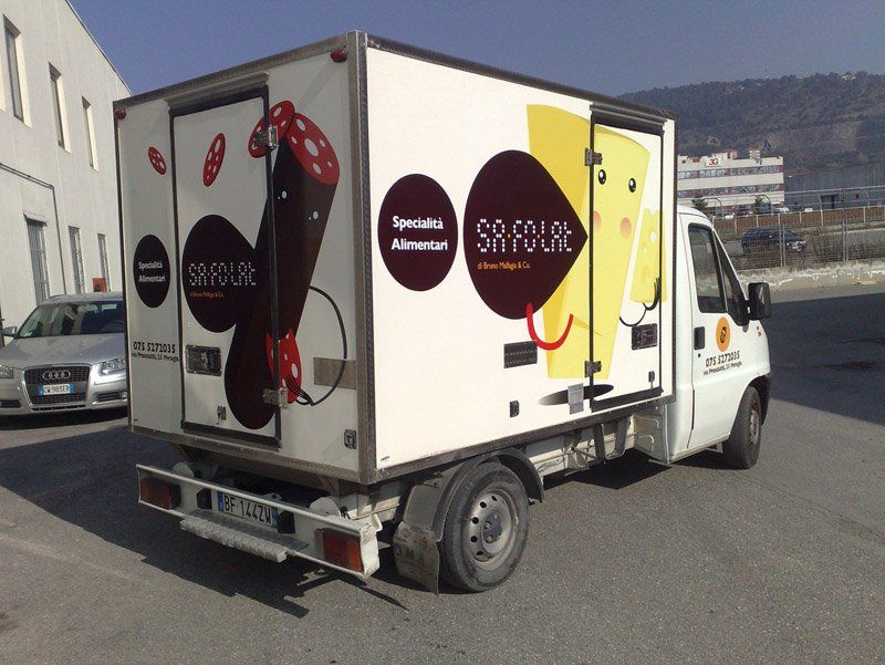 Stampe su furgone di una ditta alimentare