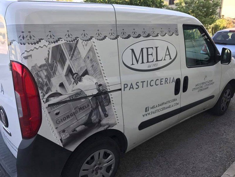 Stampa pubblicitaria su un furgone di una pasticceria