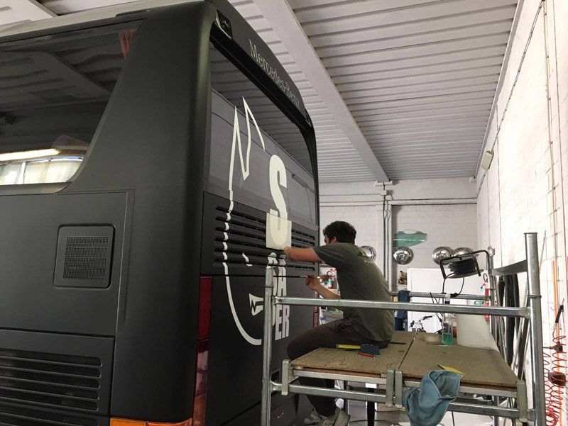 Furgone per food truck durante la realizzazione di stampa grafica