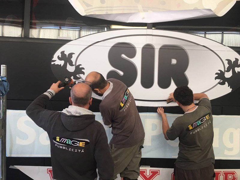 Realizzazione di stampa grafica sulla carrozzeria di un furgone