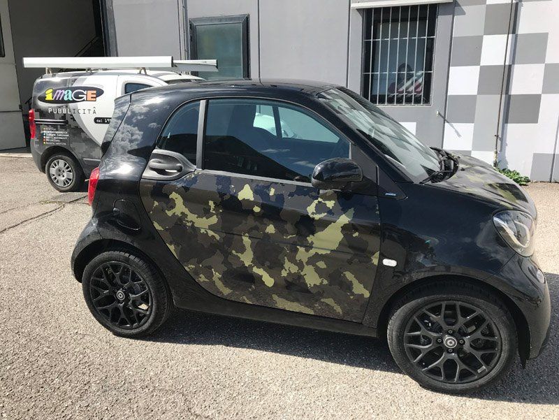 Creazione di stampa grafica sulla carrozzeria di un'auto