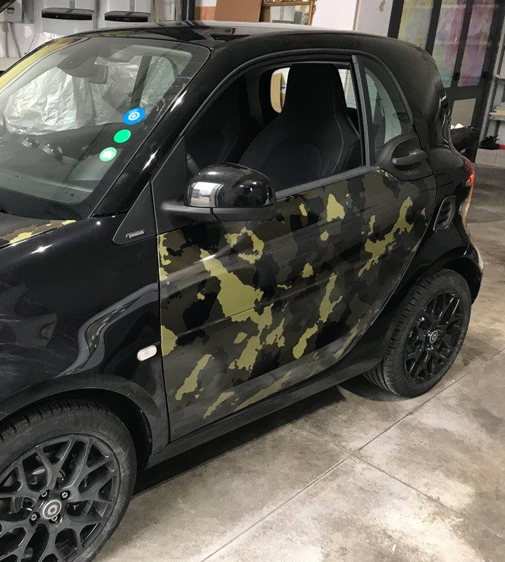 Stampa grafica sulla fiancata di un'auto