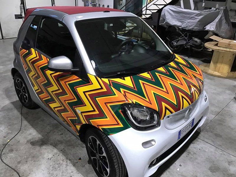 Stampa grafica sulla carrozzeria di un'auto