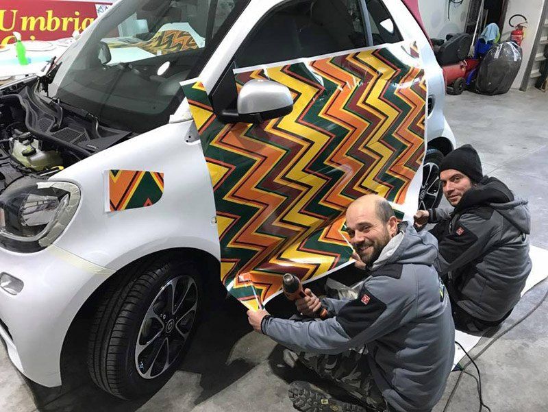 Realizzazione di stampa grafica sulla carrozzeria di un'auto