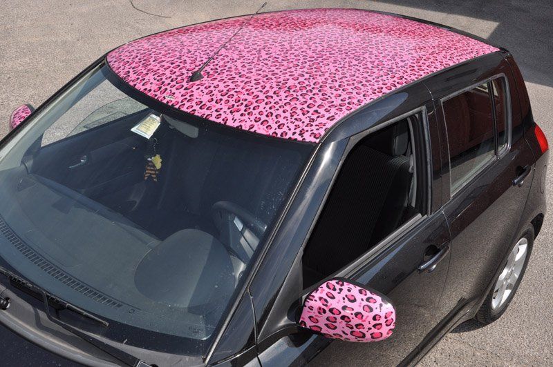 Stampa grafica sullo specchietto e il tetto di un'auto