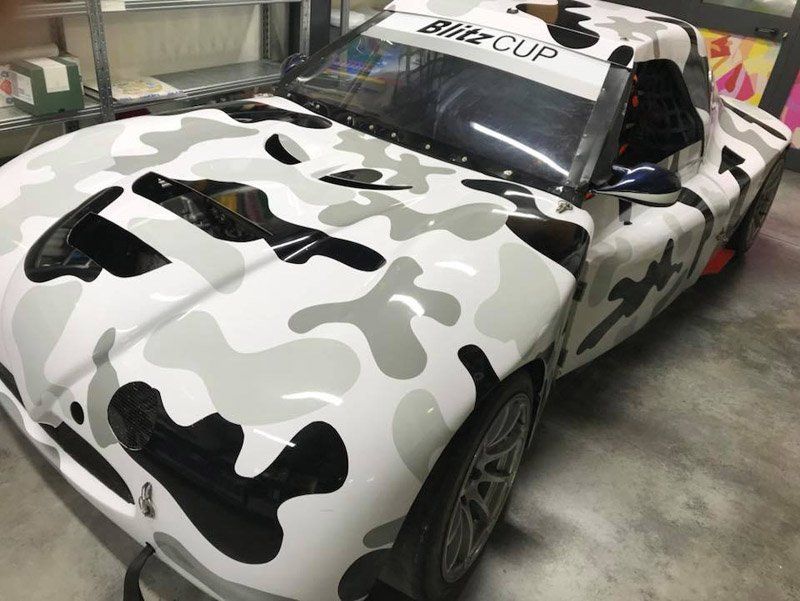 Stampa mimetica sulla carrozzeria di un furgone