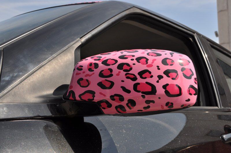 Stampa grafica sullo specchietto di un'auto