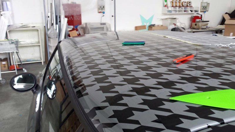 Decorazione su tetto di un'auto