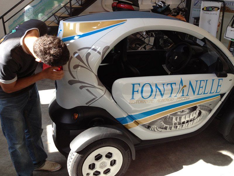 Realizzazione di stampe su un'auto