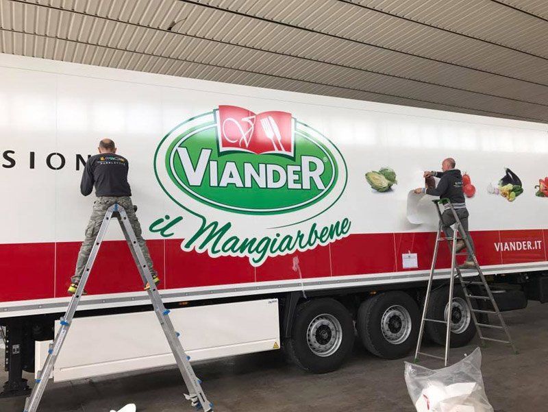 Realizzazione di stampe su furgoni