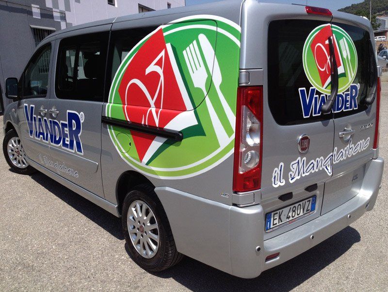 Furgone con messaggio pubblicitario