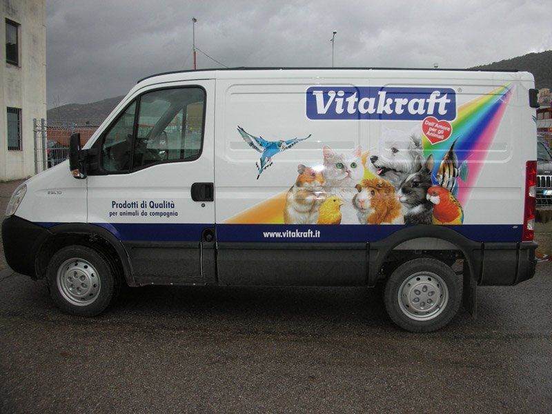 Furgone con logo aziendale