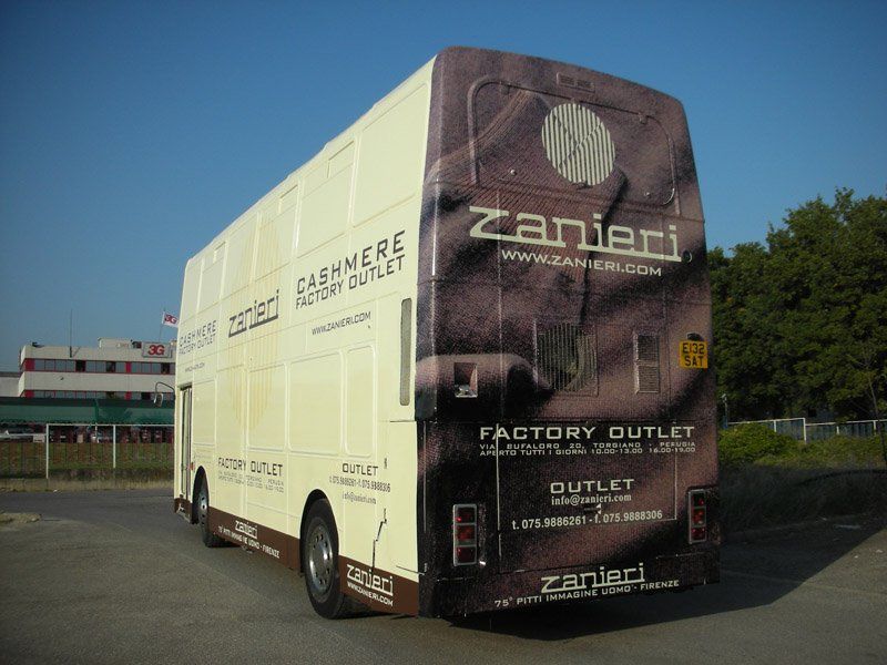 Stampa di messaggi pubblicitari su un furgone