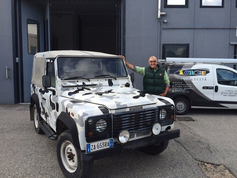 Realizzazione di stampa mimetica sulla carrozzeria di un furgone