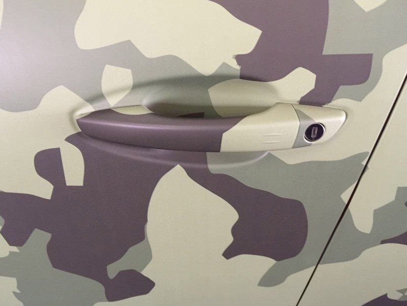 Realizzazione di stampa mimetica sulla carrozzeria di un'auto