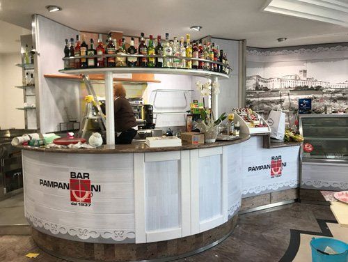 Bancone di una tavola calda con illuminazione al neon