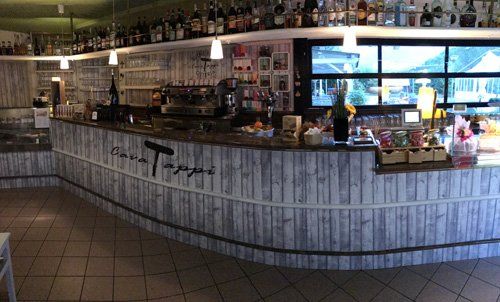 Bancone bar con illuminazione al neon