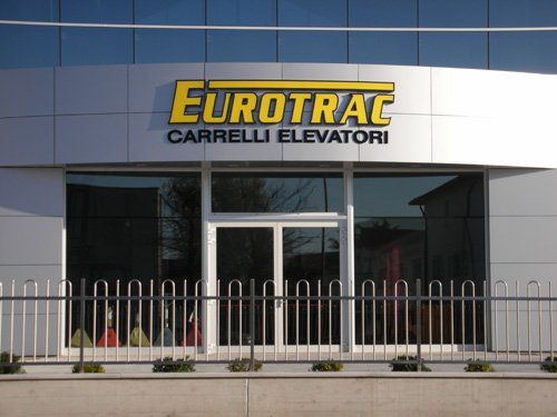 Insegna di una ditta di carrelli elevatori