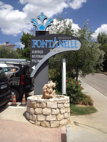 Insegna per un albergo