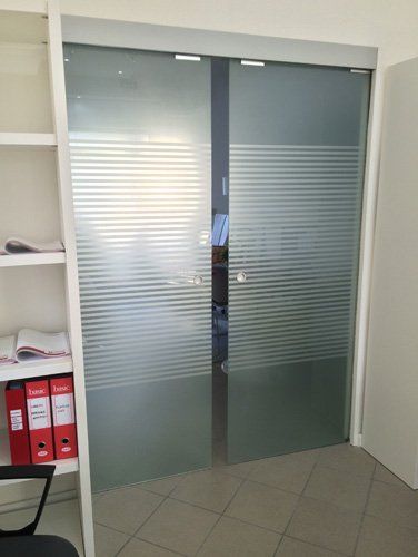 Vetrofania su porta scorrevole