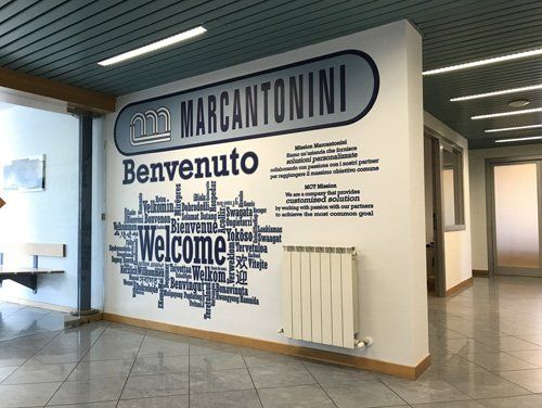 Stampa grafica su pareti in spazio commerciale