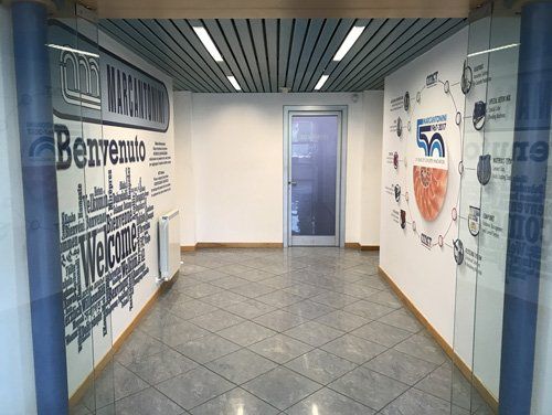 Stampa grafica su pareti in un ufficio