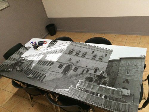 Allestimento di interni per un tavolo