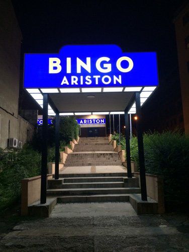 Insegna luminosa per una sala bingo