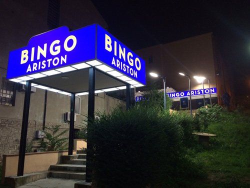 Insegna luminosa per una sala giochi