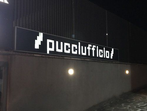 Insegna luminosa per un ufficio