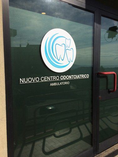 Insegna luminosa per un centro odontoiatrico