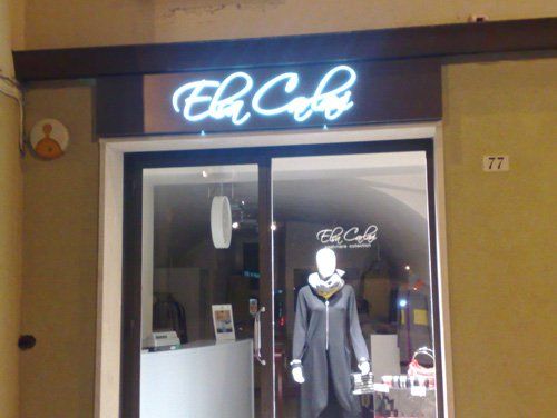 Insegna luminosa per un negozio di abbigliamento