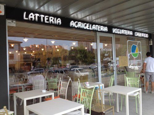 Insegna luminosa per una latteria