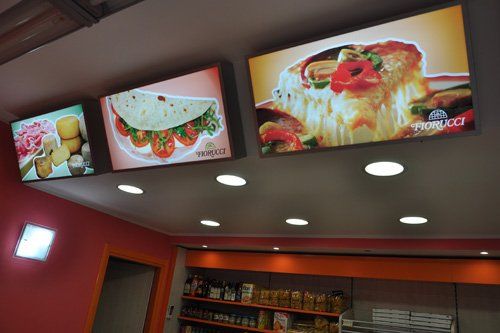 Insegna luminosa per un negozio di fast food