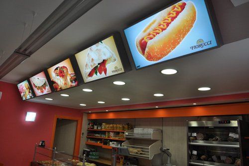 Insegna luminosa per un fast food