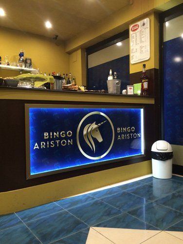 Insegna luminosa per la reception di un hotel