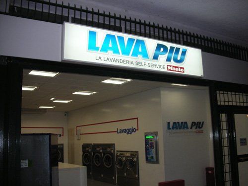 Insegna luminosa per una lavanderia