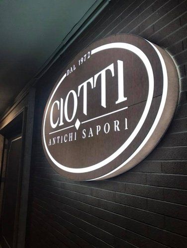 Insegna luminosa per una gastronomia