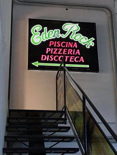 Insegna luminosa per una pizzeria