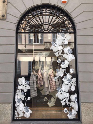Vetrofania per un negozio di abbigliamento