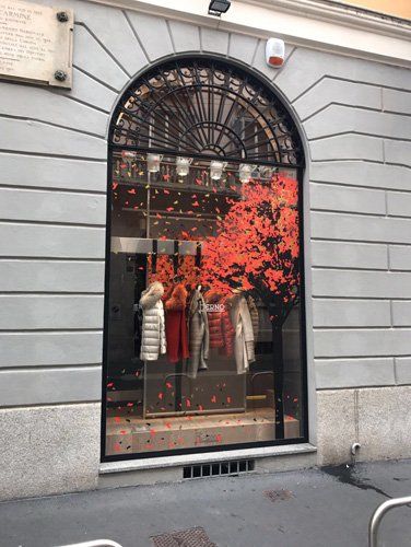 Vetrofania per un negozio di vestiti