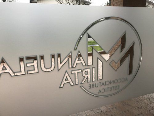 Vetrofania per un centro estetico