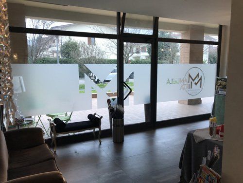 Vetrofania per un parrucchiere