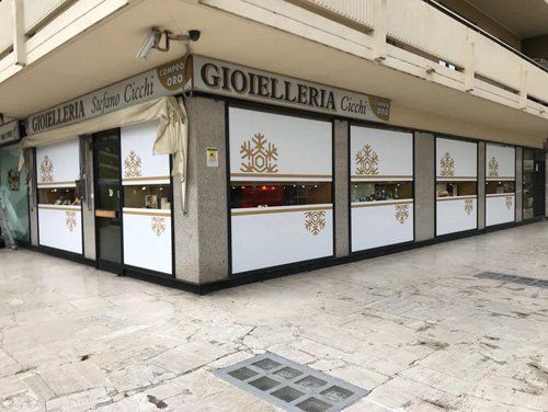 Vetrofania per una gioielleria