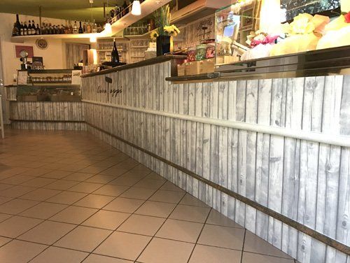 Bancone di un locale con illuminazione al neon