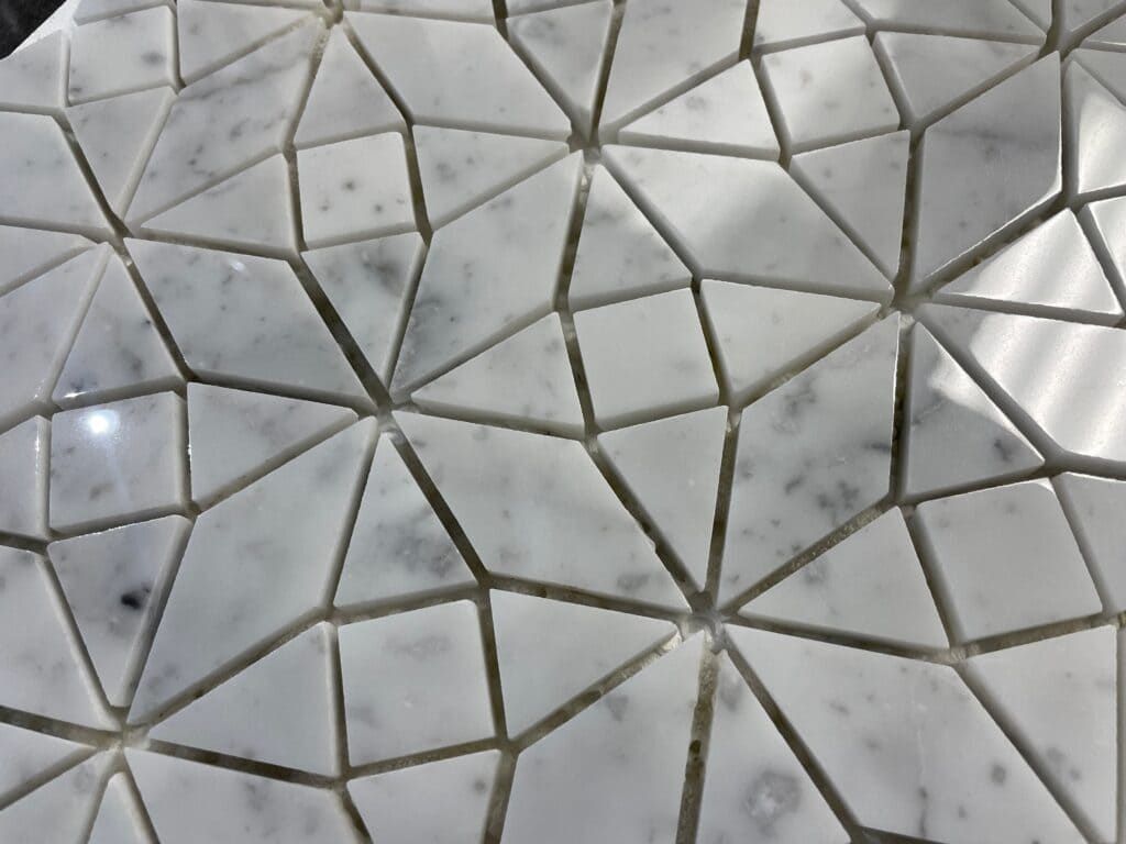 Catania Carrara mosaic tile combining white and gray stones in a geometric pattern, suitable for floors and wet areas.