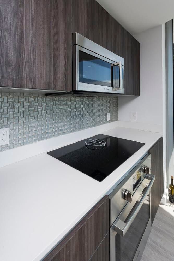 Crystal Weave Bianco mosaic tile with woven white glass pieces, ideal for elegant bathroom and kitchen walls.