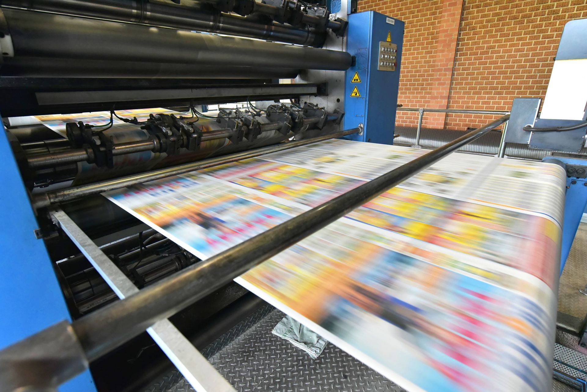 una máquina de impresión está imprimiendo muchos papeles